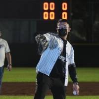 Julio Urías engalana inauguración de Parque de Beisbol en San Pedro
