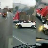 Tráiler embiste y arrastra a automóvil en la México-Querétaro