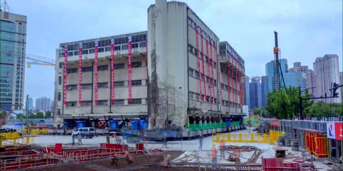 Robótica: Un edificio de cinco pisos “caminó” por las calles de Shanghai