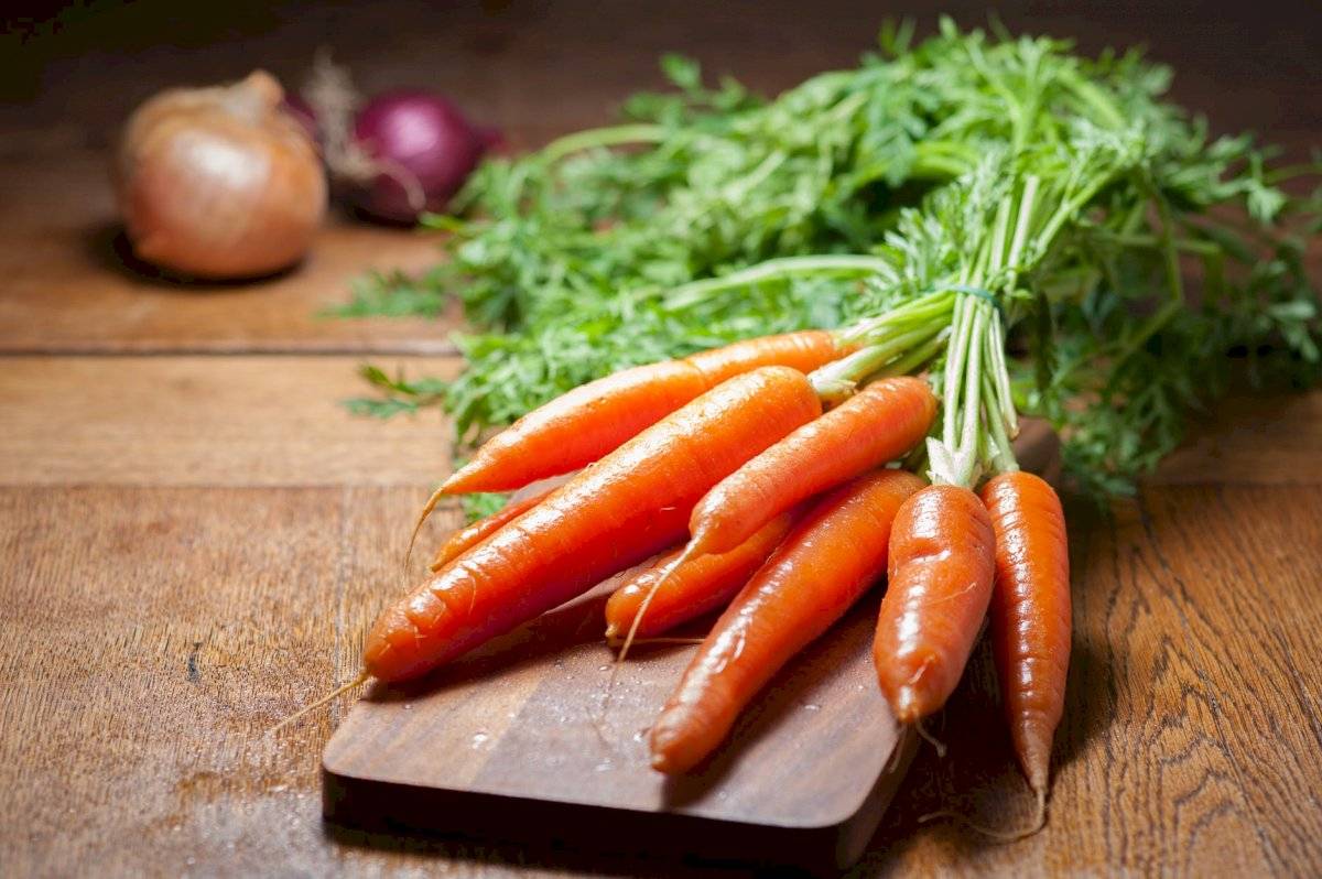 Las zanahorias son ricas en vitamina A,B,C y D. Favorecen la salud digestiva, la belleza del cabello y la piel.