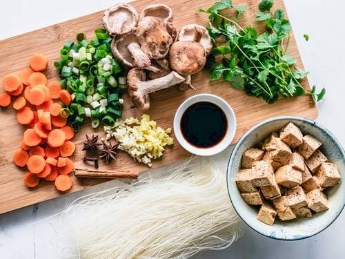 Comer de manera saludable te permite brindarle al cuerpo los nutrientes que necesita y te ayudará a controlar el peso.