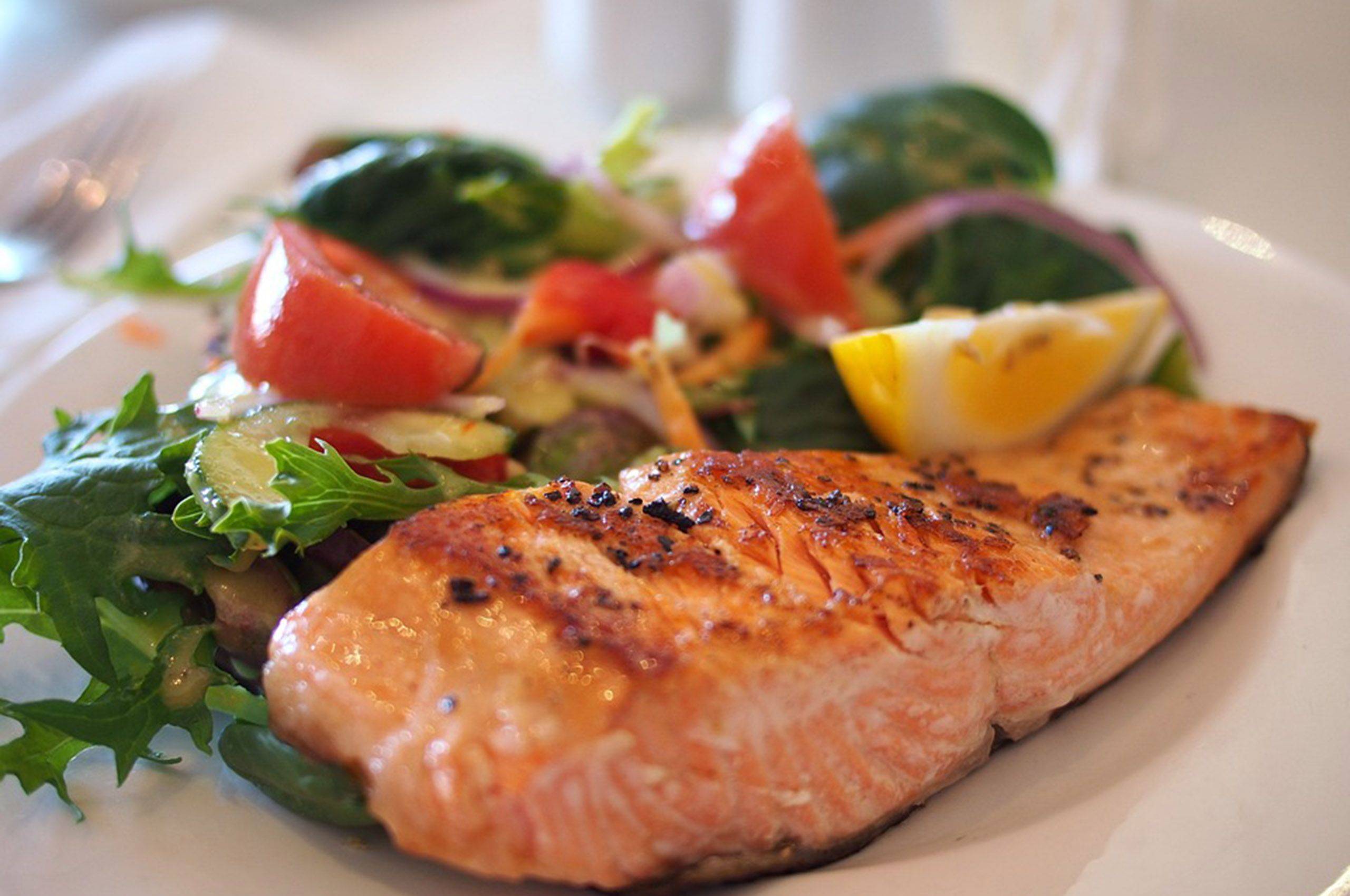 Una dieta a base de vegetales y carnes blancas es lo ideal para quemar grasa sin miedo a la piel colgante. flacidez