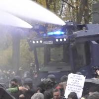 Enfrentamientos frente al Parlamento alemán durante protesta en contra de las medidas por Covid-19