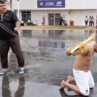 Hombre se flagela ante la falta de apoyos para los damnificados en Villahermosa