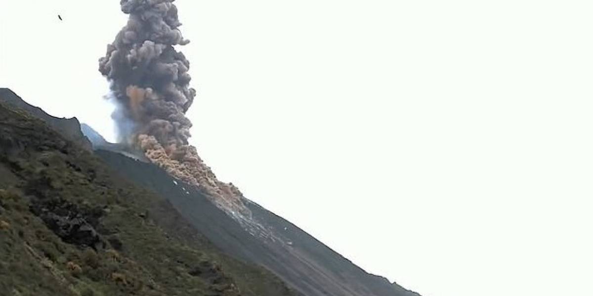 En imágenes: volcán italiano entró en erupción y envió una intensa nube de cenizas a decenas de metros al cielo