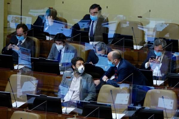 Diputados UDI presentan nuevo proyecto de ley: penar con cárcel a quienes inciten al odio a Carabineros y FF.AA.