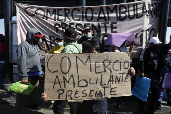 Efecto pandemia: los problemas tras el comercio ambulante que crece en la capital