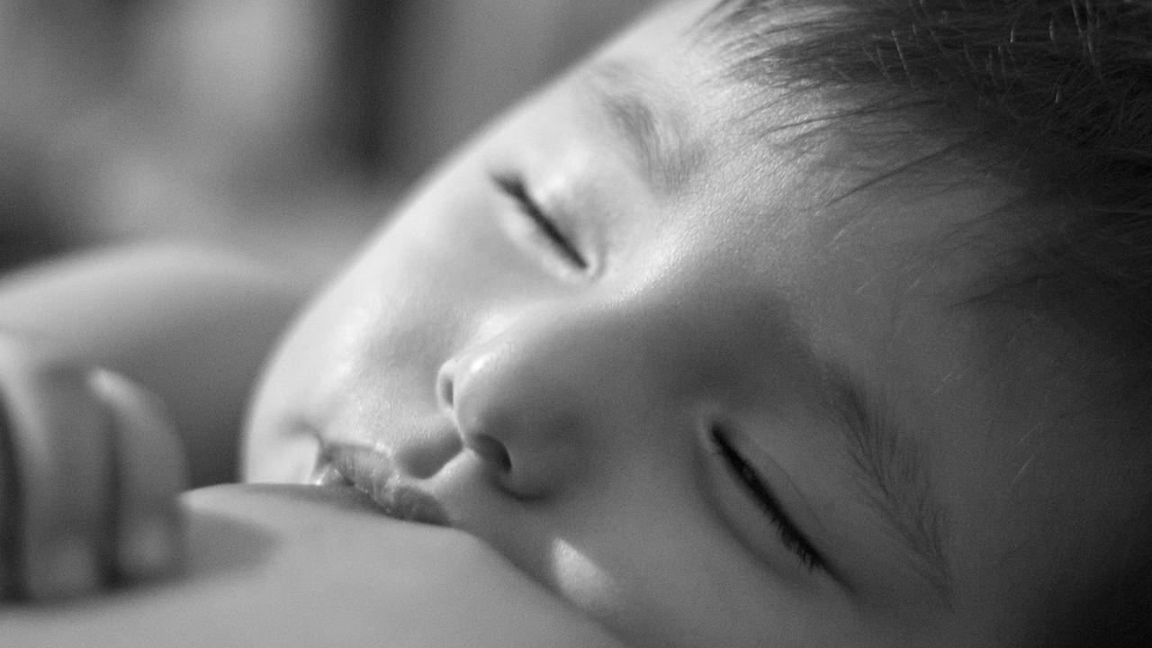 La lactancia materna aumenta los lazos afectivos entre la madre y su hijo. matertindad