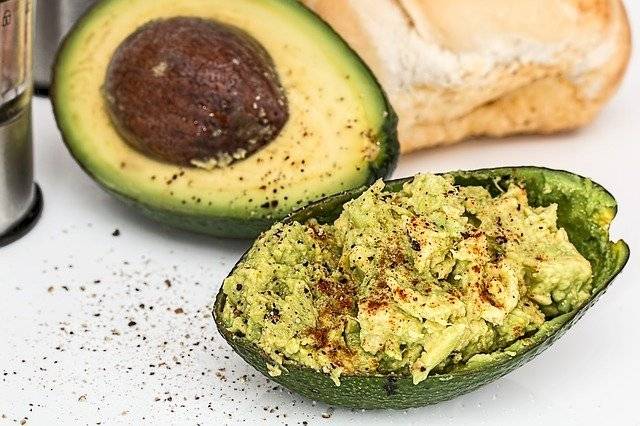Los aguacates controlan la tensión arterial y mantienen a raya el colesterol. Una deliciosa receta de mayonesa de aguacate te ayudará.
