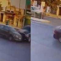 Patrulla se pasa un alto y causa accidente vehicular en Monterrey