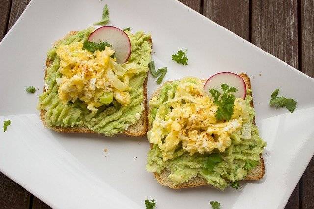 Un simple sándwich puede convertirse en un bocado gourmet si usas aguacate.
