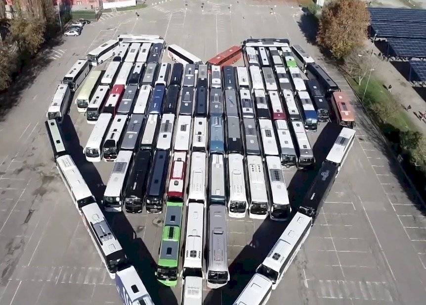 Autobuses forman un corazón gigante en homenaje a las víctimas de Covid-19