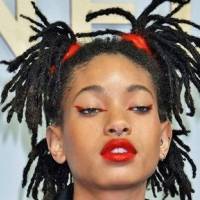 Willow Smith enamora con su versatilidad en un look total red de mini falda de cuero y top de jersey