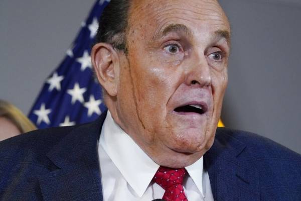 "Parece que se está derritiendo": supuesta tintura para cabello hace pasar vergüenza a Rudy Giuliani, el abogado de Trump