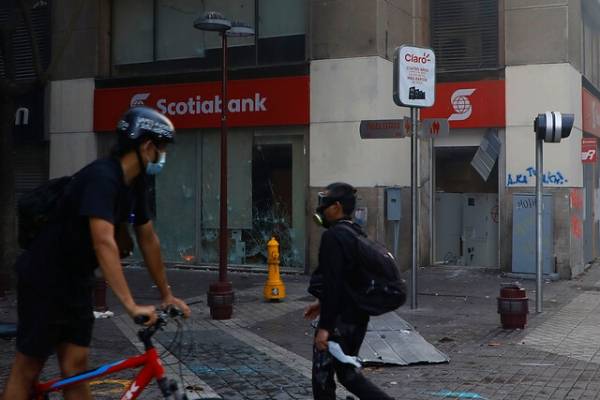 Cámaras de seguridad captan intentos de saqueo de un banco, una farmacia y un local de electrónica en pleno centro