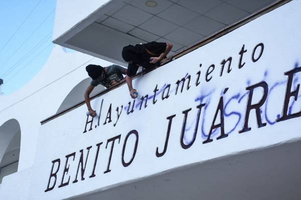 Mujeres marcharon para exigir justicia por el feminicidio de Bianca Alejandrina "Alexis, y por la represión policial que vivieron durante una movilización por parte de la policía municipal en las inmediaciones del Palacio Municipal de Cancún.