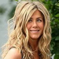 Jennifer Aniston seduce a sus 51 años con unos leggings negro y mini top verde, confirmando que tiene el secreto de la juventud