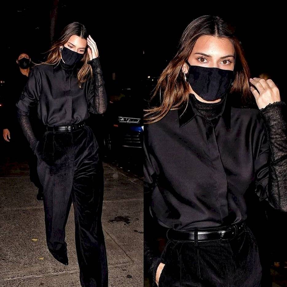 Kendall Jenner luce su elegancia de otoño de camisa combinada con top de encaje y un pantalón de terciopelo negro que dejó ver su cintura de avispa