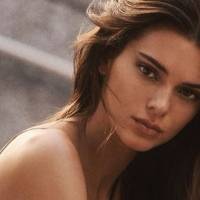 Kendall Jenner luce una elegancia de otoño en camisa combinada con top de encaje y un pantalón de terciopelo negro, que dejó ver su cintura de avispa