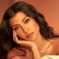 Kourtney Kardashian tiene el traje de baño rosa ideal para madres sobre los 40 años