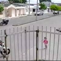 Mujer abandona a su hija para perseguir a hombre que le robó el celular