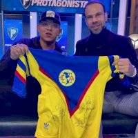 Zague le regala un jersey clásico del América a Julio Urías