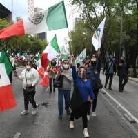 Integrantes de Frenaaa marchan hacia el Ángel contra AMLO