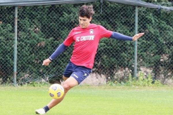 Las intensas lluvias casi suspenden el duelo de la Lazio y el Crotone de Luis Rojas