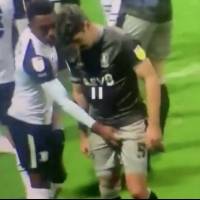VIDEO: Futbolista toca partes íntimas de su rival durante partido