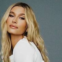 Hailey Bieber presume su cuerpazo en ceñidos leggings de látex negro YSL y una chamarra de cuero con blusa en transparencia