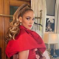 Jennifer Lopez innova con una maxi falda étnica roja, un crop top y una chamarra de mezclilla