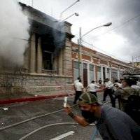 Manifestantes incendian parte del Congreso de Guatemala ante recorte presupuestal
