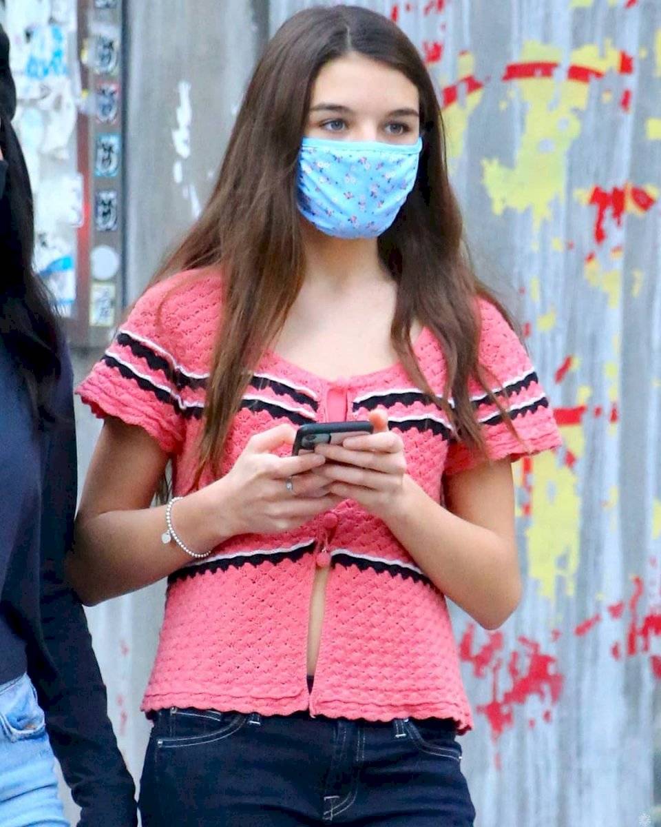 La hija de Tom Cruise, Suri luce coqueta en un vestido de estampado floral, chamarra y botines en una salida con su madre, la actriz Katie Holmes
