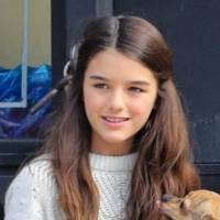 La hija de Tom Cruise, Suri luce coqueta en un vestido de estampado floral, chamarra y botines en una salida con su madre, la actriz Katie Holmes