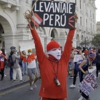 Miles exigen en Perú justicia por la muerte de dos manifestantes y una nueva constitución