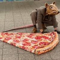 "Budddy la rata" el artista que se pasea por Nueva York disfrazado de rata gigante