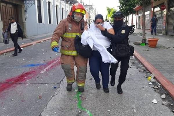 Comisión de DD.HH. denuncia represión policial en Guatemala tras el incendio del Congreso por parte de manifestantes