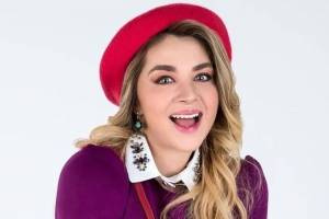 'Gaby', de Una familia de diez, luce hermosa en una blusa negra de lunares y una maxi falda de seda roja plisada