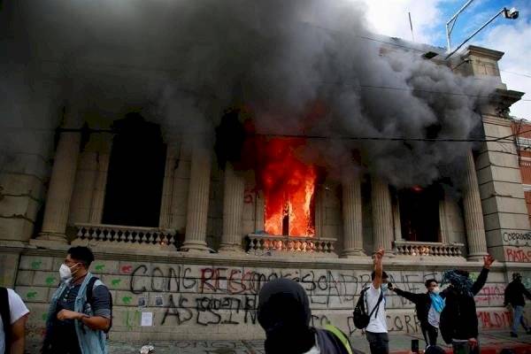 Cientos de manifestantes prendieron fuego al Congreso de Guatemala (fotos y videos)