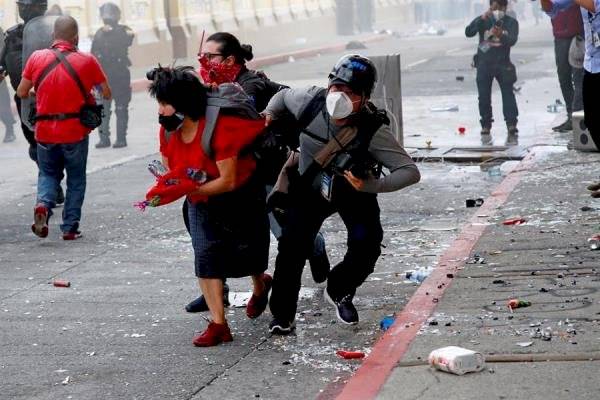 Cientos de manifestantes prendieron fuego al Congreso de Guatemala (fotos y videos)