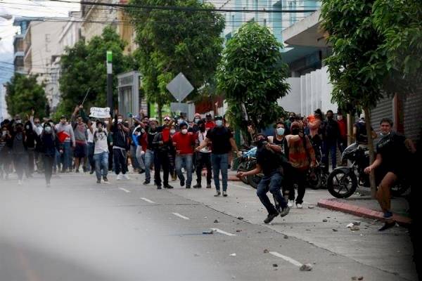 Cientos de manifestantes prendieron fuego al Congreso de Guatemala (fotos y videos)