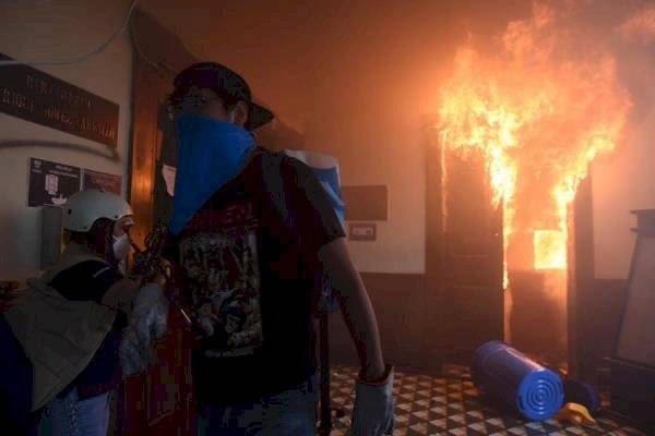 Cientos de manifestantes prendieron fuego al Congreso de Guatemala (fotos y videos)