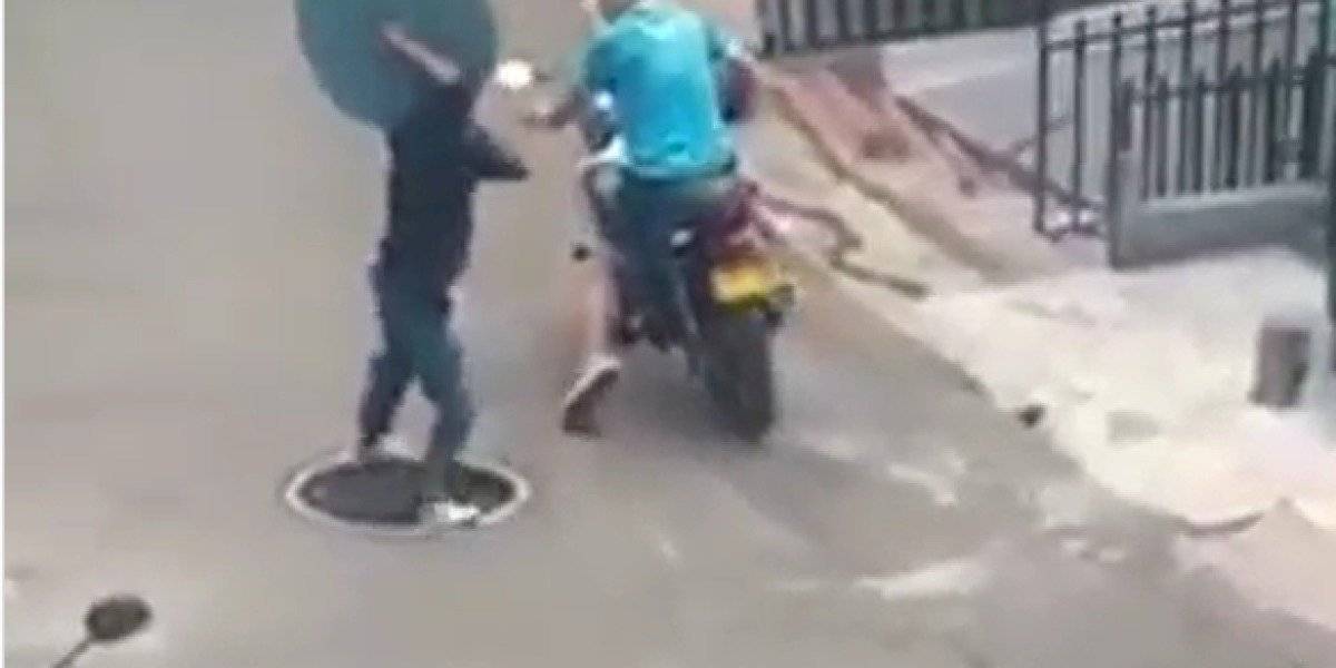 Intentó robarse la tapa de una alcantarilla y cayó en el hueco que dej