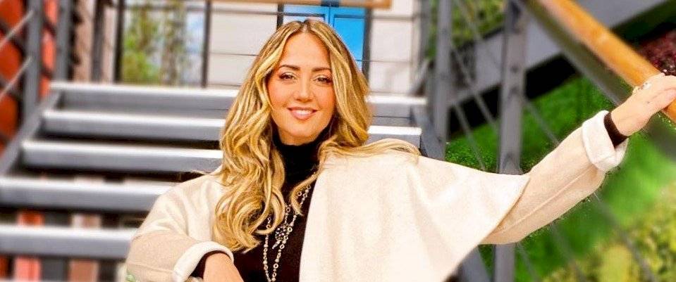 Andrea Legarreta brilla con su elegancia en una blusa negra estampada en lentejuelas y pantalones paper bag de cuero