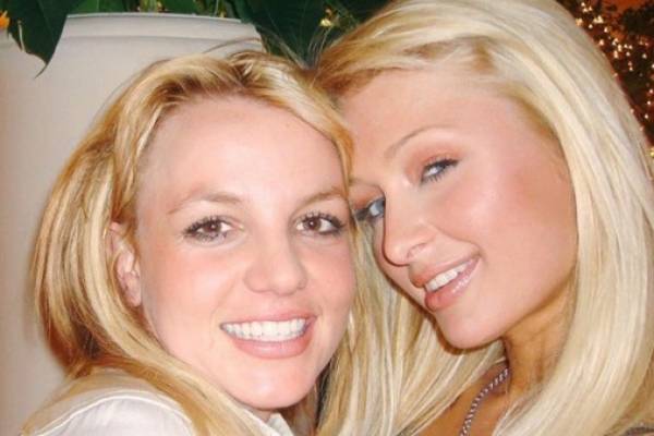 Paris Hilton asegura que hace 14 años inventó la "selfie" junto a Britney Spears