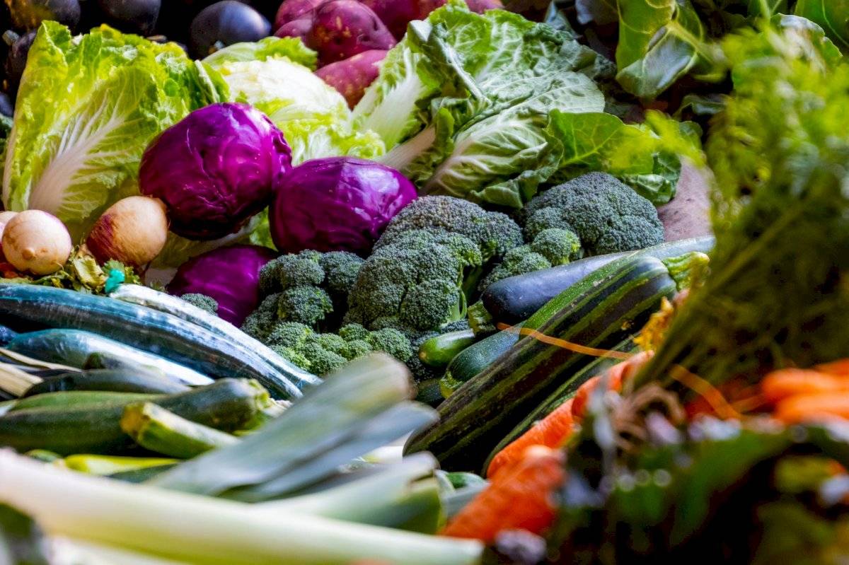En la cena los vegetales aportan vitaminas, fibra y saciedad.