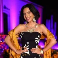 Ángela Aguilar con playera corta blanca y jeans desgastados tiene el look ideal para recibir el año con estilo