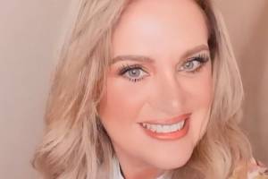 Érika Buenfil muestra su exquisita sala de estar y comedor con decoración navideña
