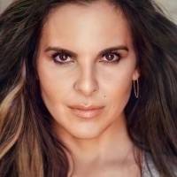 Kate del Castillo luce fabulosa en una falda lápiz de cuero y un top de mangas largas y cuello redondo