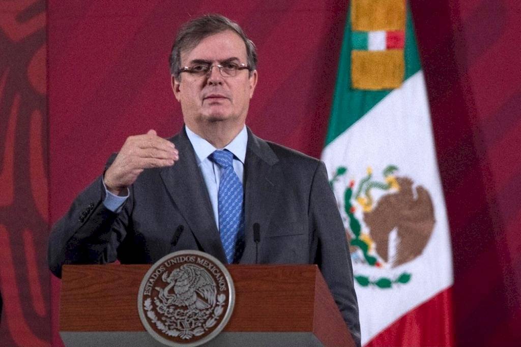 El canciller Ebrard durante el anuncio de la vacunación en México